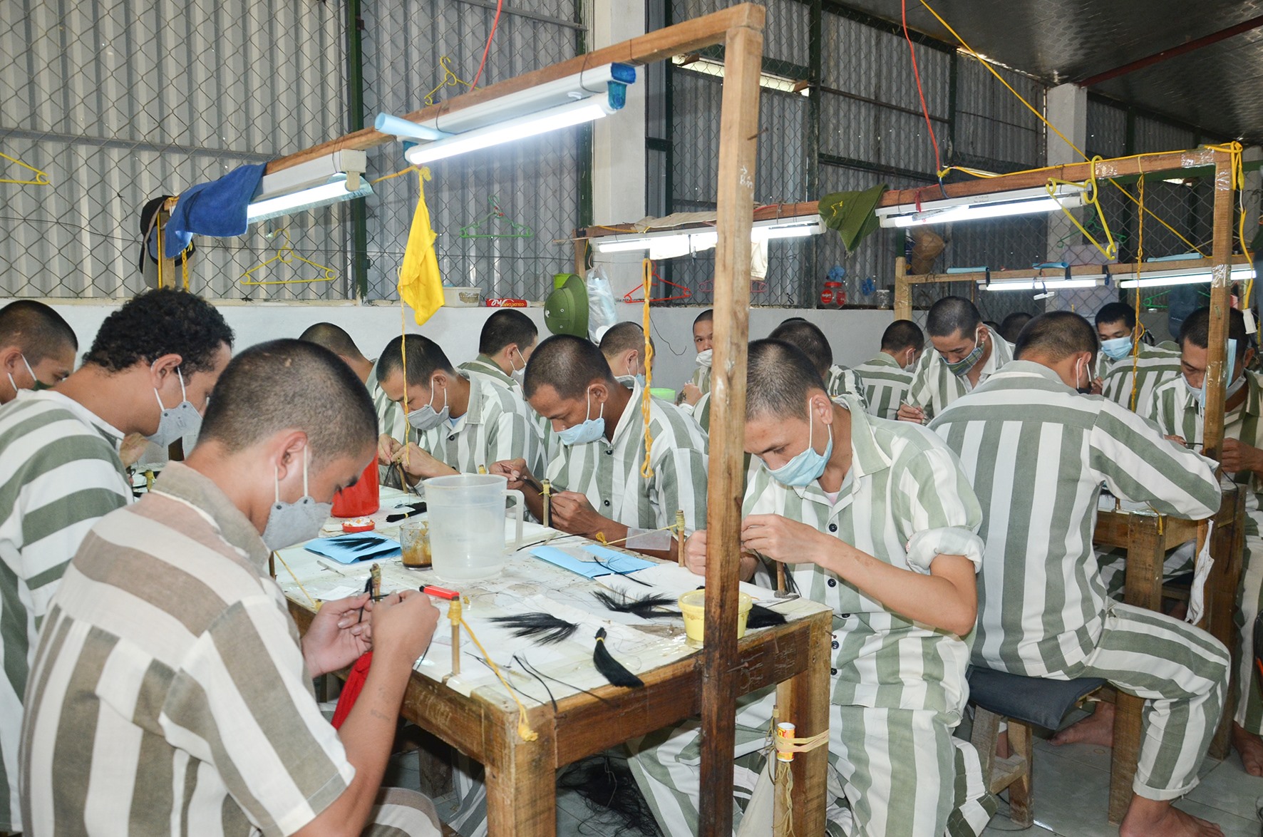 Các phạm nhân tại Trại giam Nghĩa An tích cực học nghề - Ảnh: L.M
