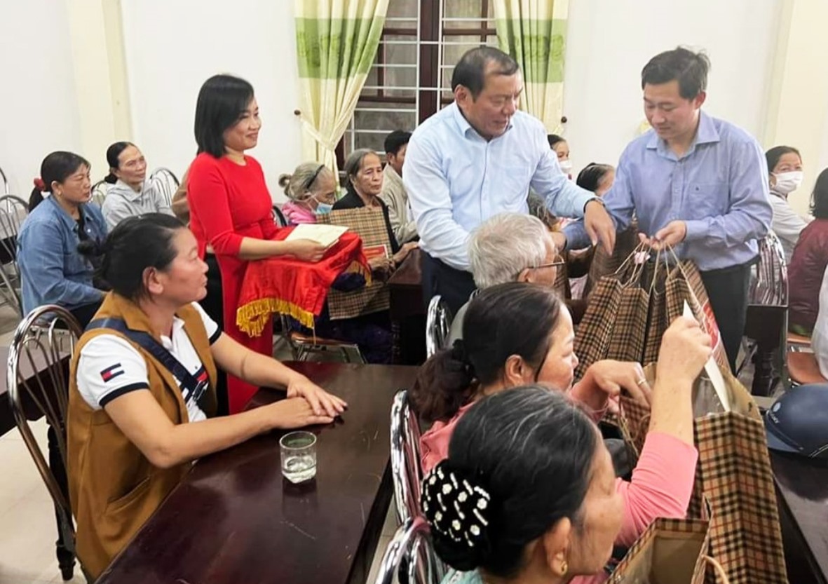 Bộ trưởng Bộ Văn hóa, Thể thao và Du lịch Nguyễn Văn Hùng tặng quà Tết cho hội viên Hội Tù chính trị yêu nước và hội viên phụ nữ có hoàn cảnh đặc biệt khó khăn - Ảnh: TCTYN
