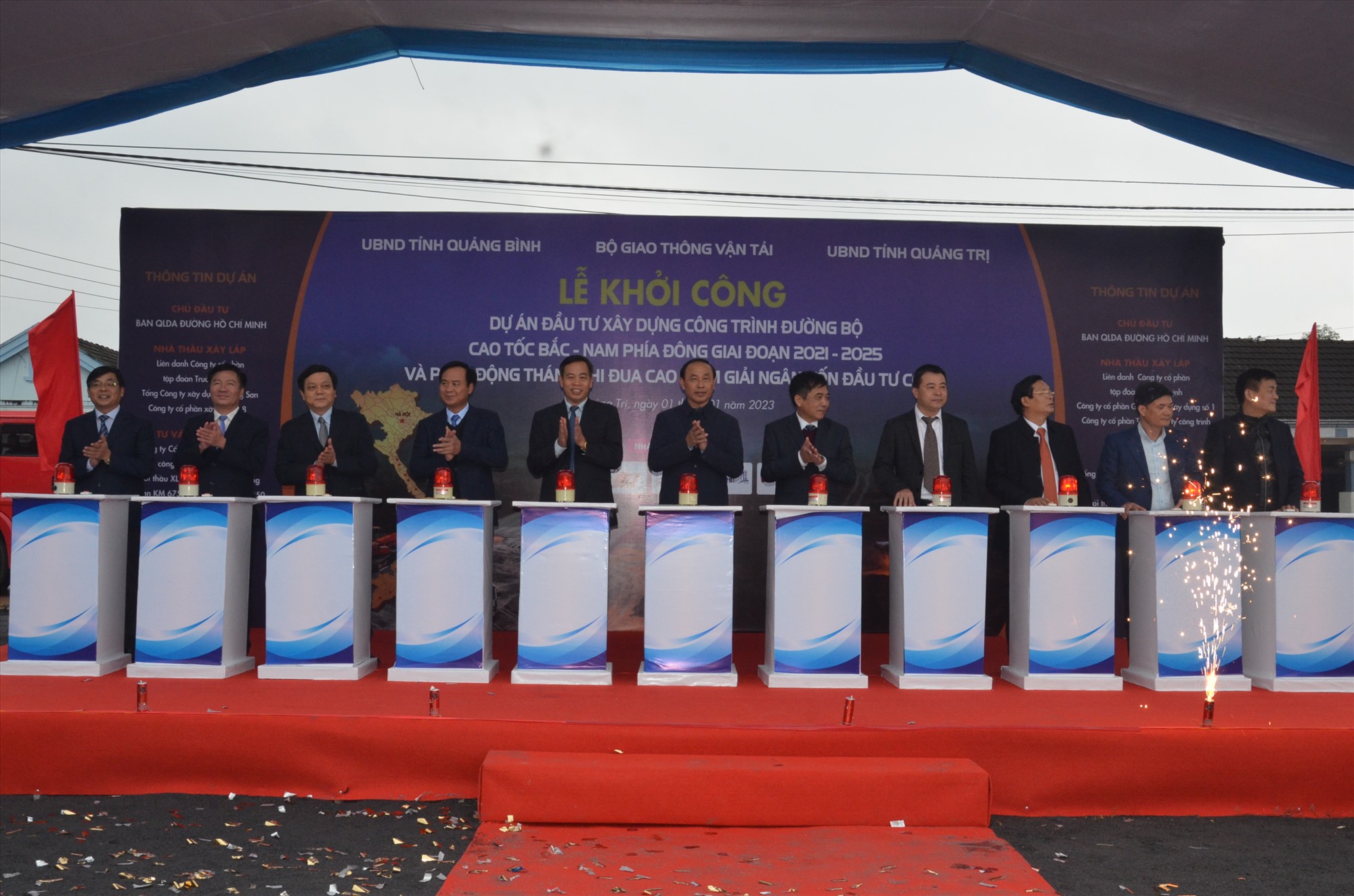 Lãnh đạo Bộ Giao thông vận tải và lãnh đạo hai tỉnh Quảng Bình, Quảng Trị bấm nút khởi công dự án cao tốc Vạn Ninh – Cam Lộ - Ảnh: Lê Minh