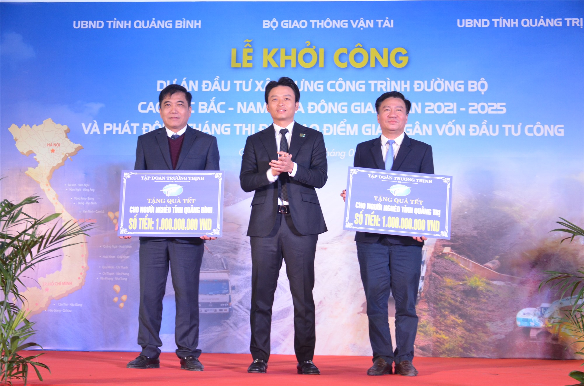 Đại diện Công ty Cổ phần Tập đoàn Trường Thịnh trao tặng 2 tỉ đồng cho hai tỉnh Quảng Bình và Quảng Trị để chăm lo Tết cho người nghèo - Ảnh: Lê Minh