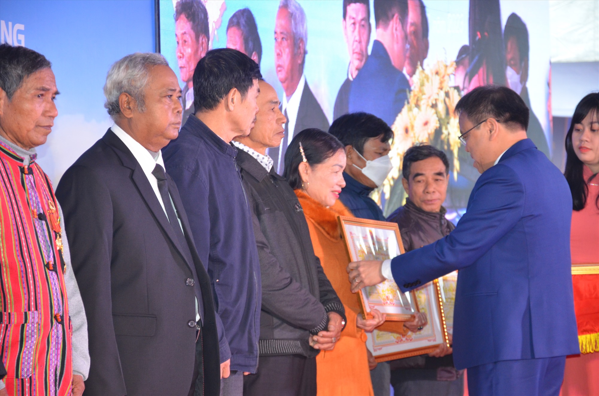 Phó Chủ tịch UBND tỉnh Lê Đức Tiến trao bằng khen của Chủ tịch UBND tỉnh cho các hộ gia đình bàn giao mặt bằng sạch cho chủ đầu tư trước thời hạn - Ảnh: Lê Minh