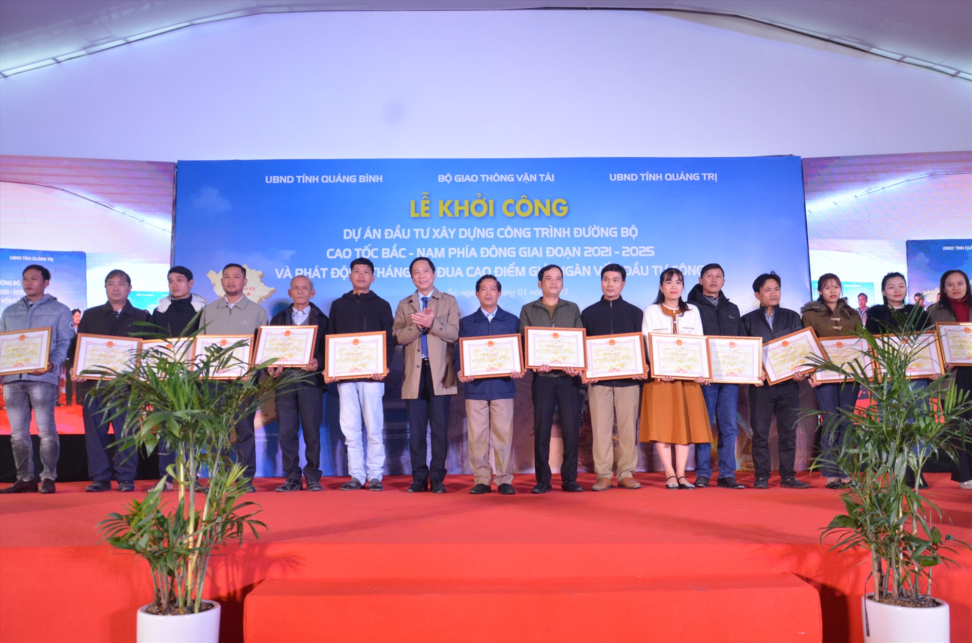 Phó Chủ tịch UBND tỉnh Hoàng Nam trao bằng khen của Chủ tịch UBND tỉnh cho các hộ gia đình bàn giao mặt bằng sạch cho chủ đầu tư trước thời hạn - Ảnh: Lê Minh