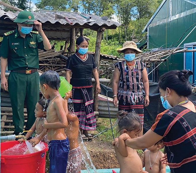 Người dân thôn Pire1, xã A Bung vui mừng khi được sử dụng nguồn nước sạch -Ảnh: T.P