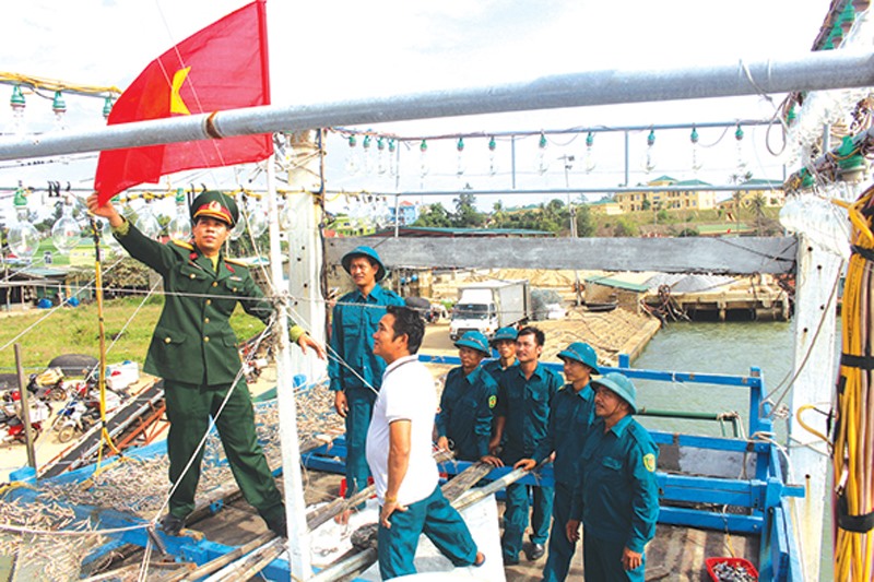 LLVT tỉnh tặng cờ Tổ quốc cho ngư dân đi biển - Ảnh: M.H