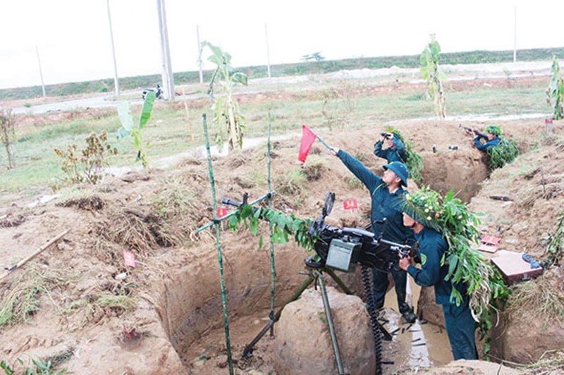 Lực lượng vũ trang tỉnh Quảng Trị đánh địch đổ bộ đường không trong diễn tập khu vực phòng thủ tỉnh -Ảnh: M.H
