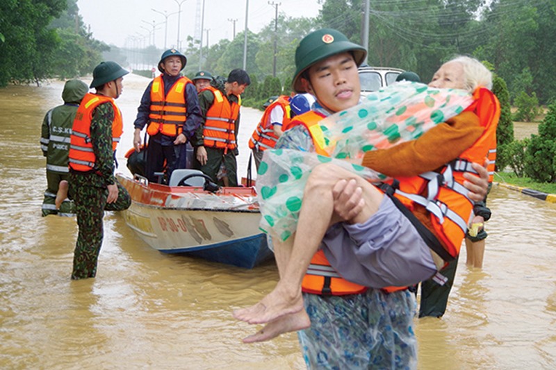 LLVT tỉnh sơ tán người dân tránh lũ -Ảnh: M.H