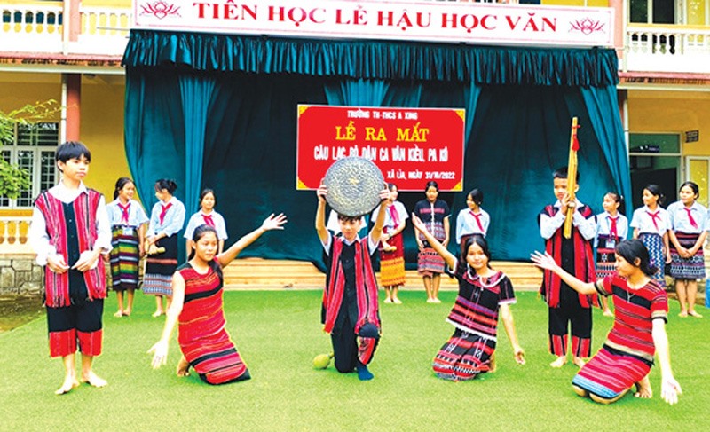Thành viên CLB dân ca Vân Kiều, Pa Kô thể hiện nhiều bài hát dân ca, điệu múa rất đặc trưng tại buổi ra mắt -Ảnh: K.K.S