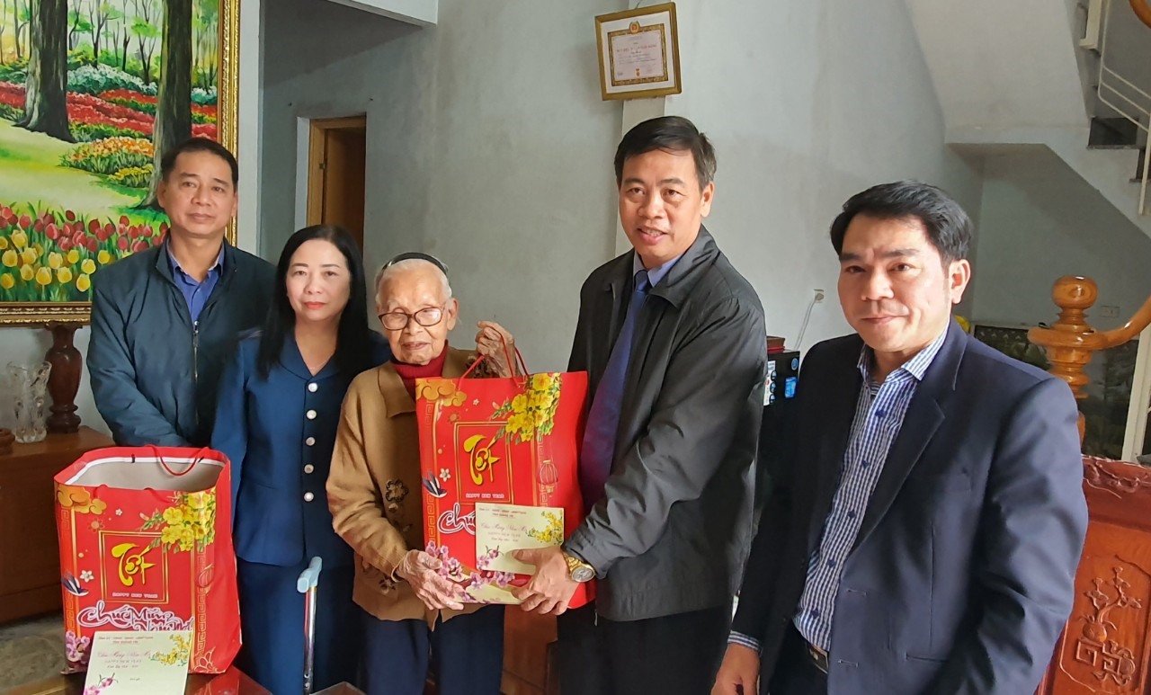 Phó Bí thư Thường trực Tỉnh ủy, Chủ tịch HĐND tỉnh Nguyễn Đăng Quang thăm, tặng quà Tết cho gia đình có công với cách mạng - Ảnh: Lệ Như