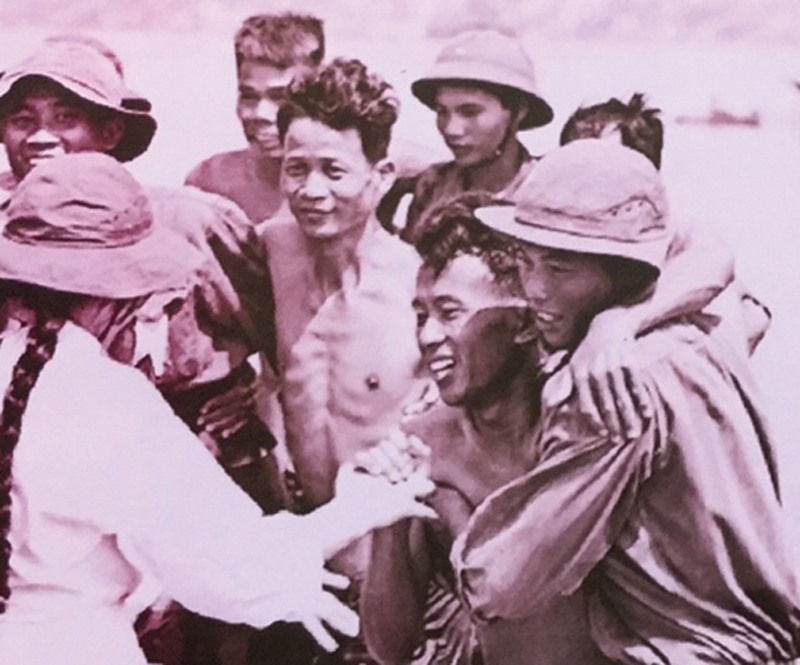 Niềm vui khôn xiết của các chiến sĩ Quân giải phóng khi gặp lại đồng đội tại bãi Nhan Biều, bên sông Thạch Hãn, Quảng Trị 1973 -Ảnh: CHU CHÍ THÀNH