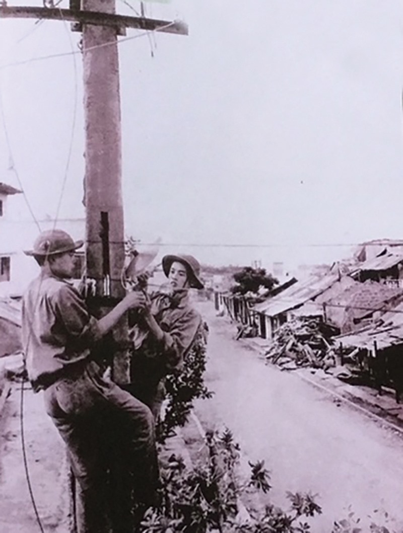 Khôi phục lại đường dây điện và bảo đảm mọi hoạt động bình thường sau ngày giải phóng ở thị xã Đông Hà, Quảng Trị 1973 -Ảnh: CHU CHÍ THÀNH
