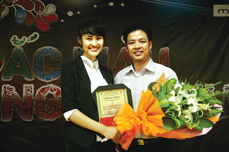 Thùy Trang nhận giải thưởng gương mặt sinh viên tiêu biểu của Trường Đại học Ngoại thương Hà Nội - Ảnh: NVCC