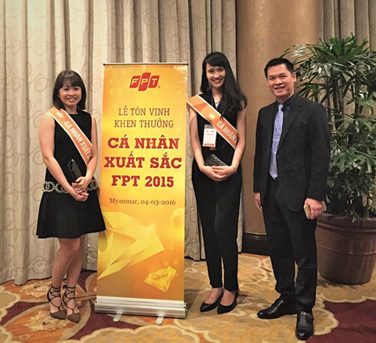 Thùy Trang (đứng giữa) là gương mặt trẻ nhất trong top 100 cá nhân xuất sắc toàn Tập đoàn FPT vào năm 2015 - Ảnh: NVCC