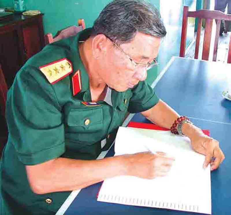 Thượng tướng Bùi Văn Huấn ghi lưu bút ở huyện đảo Trường Sa -Ảnh: L.Q.H