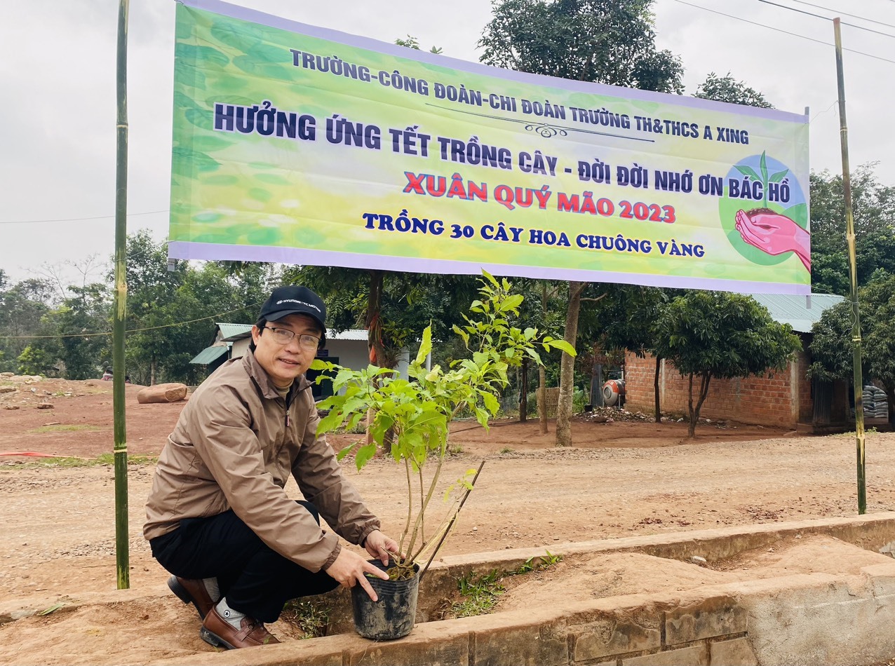 Thầy Nguyễn Mai Trọng Hiệu trưởng trường TH&THCS A Xing trong ngày hưởng ửng Tết trồng cây