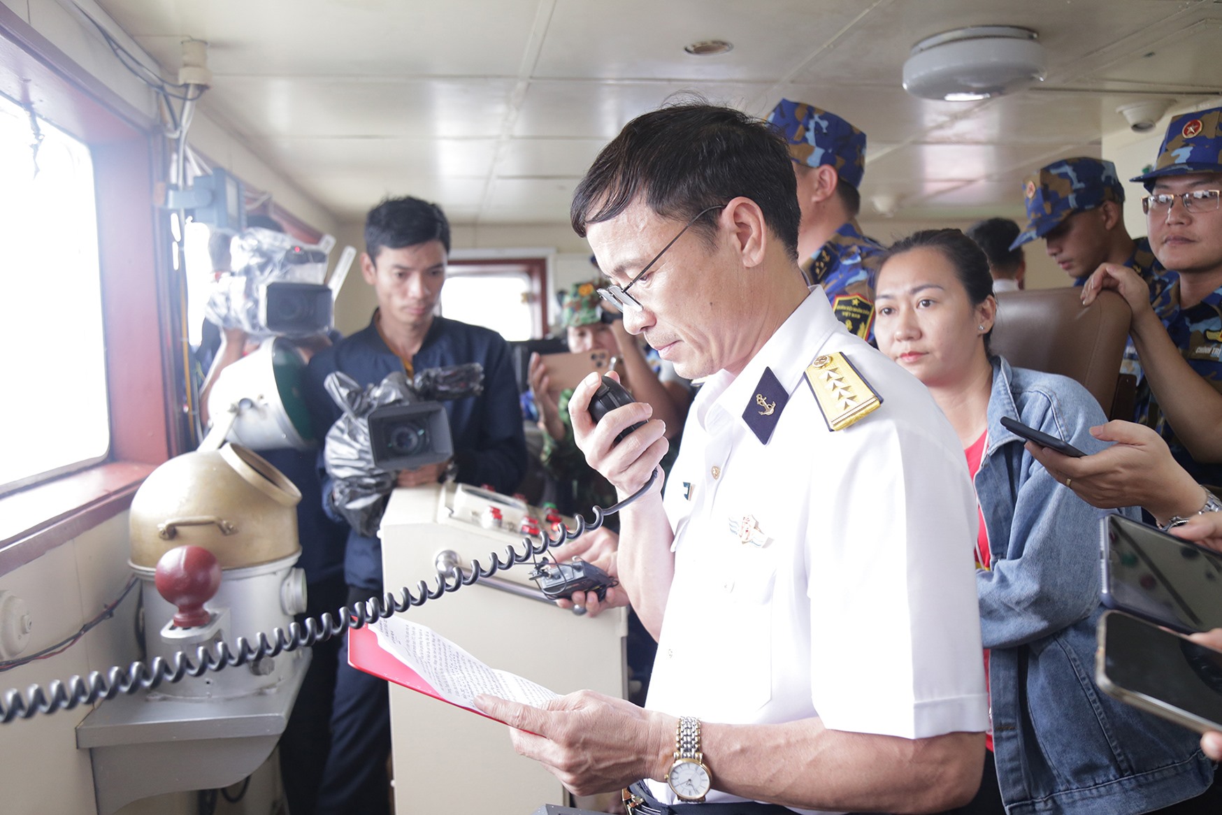Đại tá Phạm Quyết Tiến, Phó Tư lệnh Vùng 2 Hải quân chúc Tết cán bộ, chiến sĩ các Nhà giàn qua bộ đàm của tàu