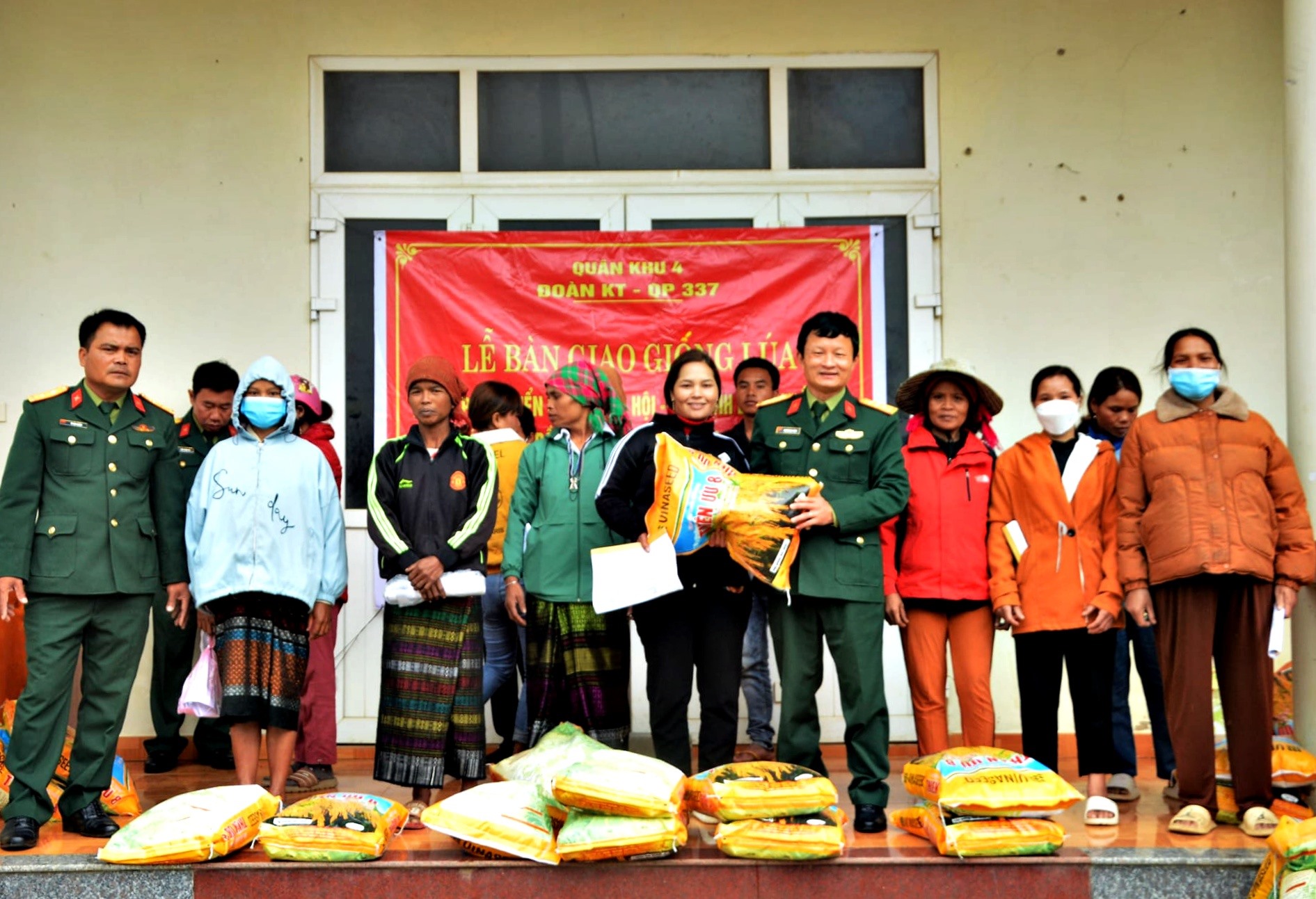 Cán bộ Đoàn Kinh tế - Quốc phòng 337 trao tặng lúa giống cho người dân xã Hướng Linh, huyện Hướng Hóa - Ảnh: Q.H