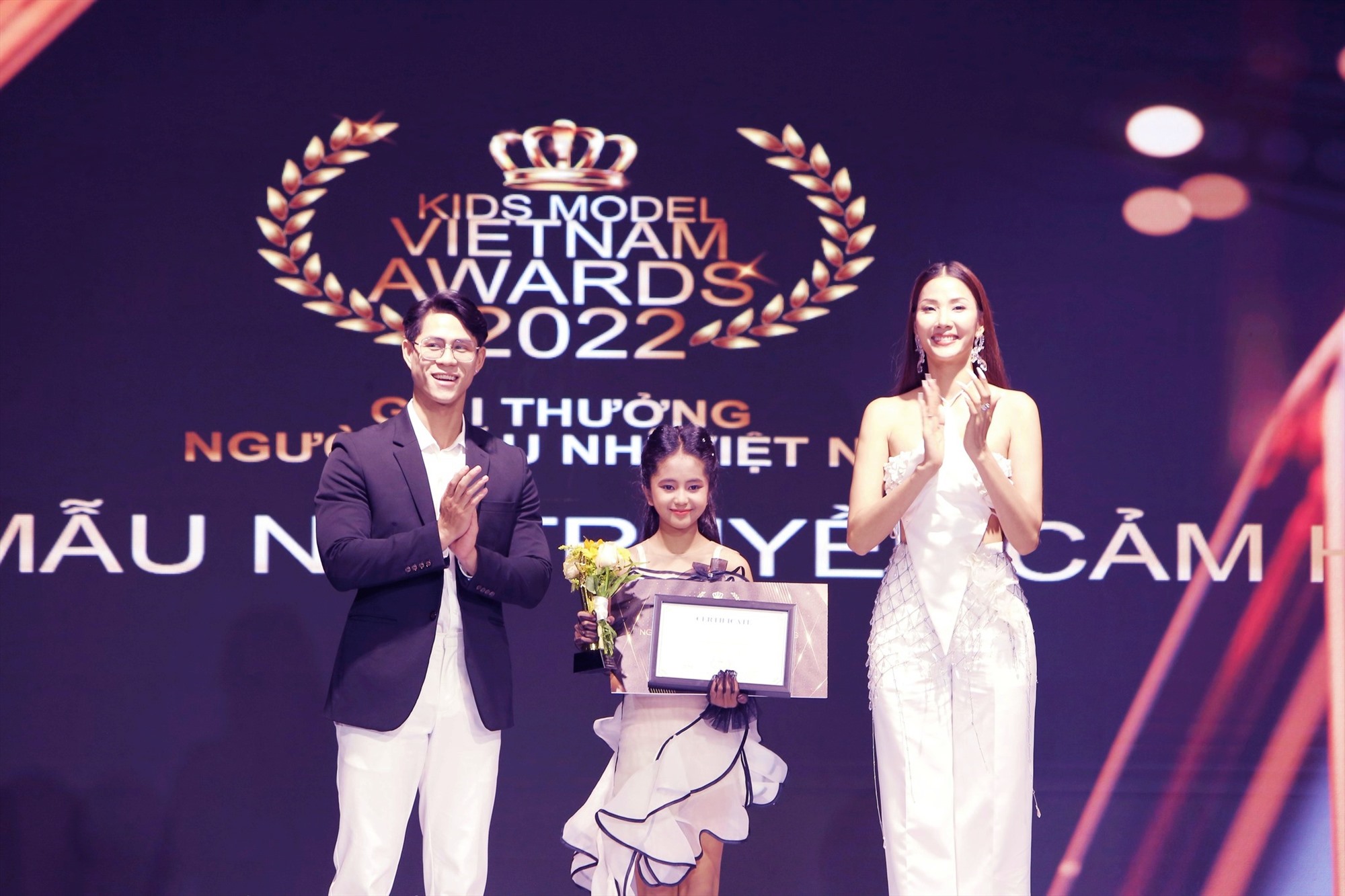 Em Hồ Thị Khánh Huyền nhận giải thưởng “Người mẫu nhí truyền cảm hứng” - Ảnh: NVCC