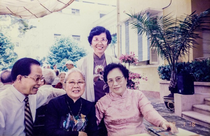 Từ phải sang trái: Các bà Nguyễn Thị Bình, Đỗ Duy Liên, Phạm Thanh Vân (đứng sau) và ông Huỳnh Thế Cuộc - nguyên Hiệu trưởng Trường đại học Sư phạm TPHCM