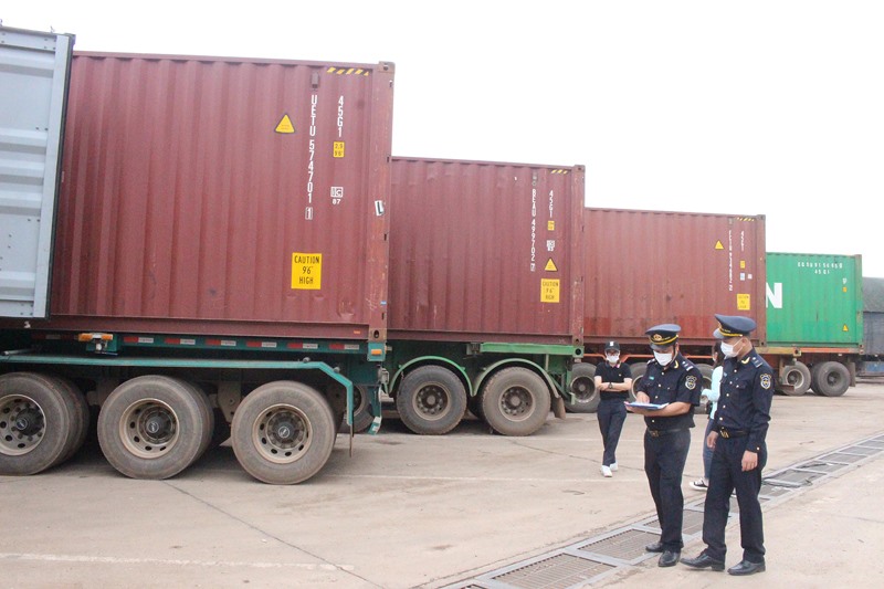 Lực lượng hải quan Cửa khẩu quốc tế Lao Bảo kiểm tra phương tiện, hàng hóa thông quan qua cửa khẩu - Ảnh: H.T