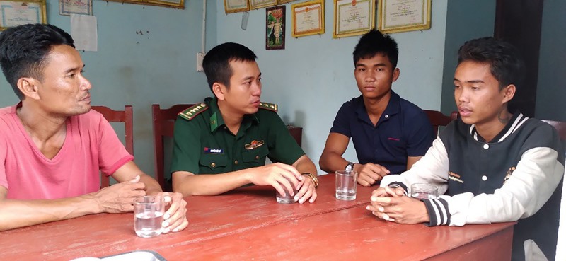 Đại úy Nguyễn Hữu Vũ đến tận từng hộ dân để tuyên truyền về tác hại của ma túy - Ảnh: H.T