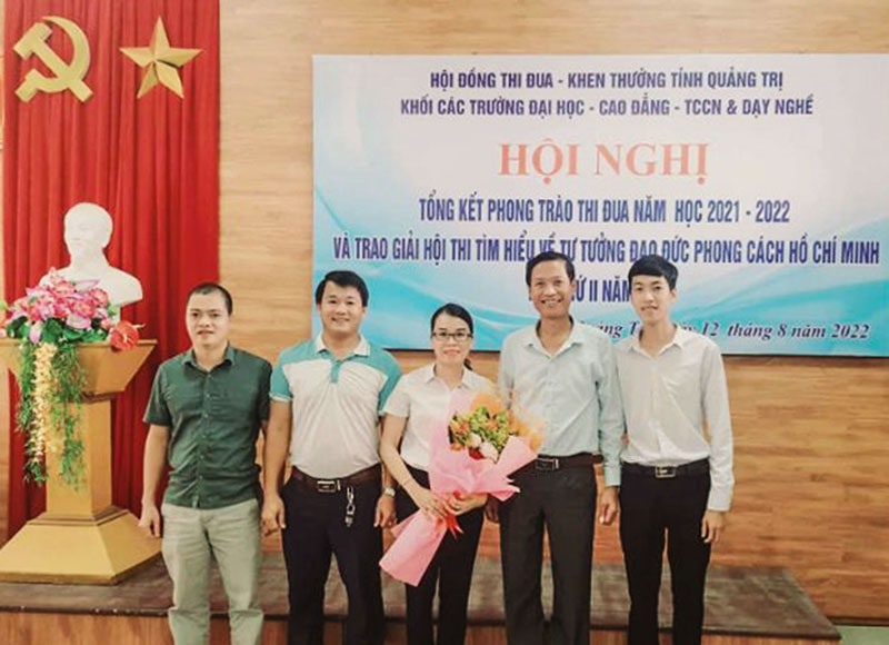 Trần Trọng Anh (ngoài cùng bên phải) nhận giải Nhất tại Hội thi về tìm hiểu tư tưởng, đạo đức, phong cách Hồ Chí Minh lần thứ 2 năm 2022 -Ảnh: T.L