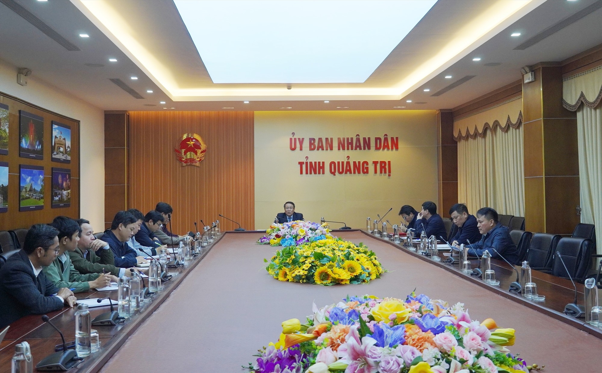 Phó Chủ tịch Thường trực UBND tỉnh Hà Sỹ Đồng lưu ý Công ty CP Tập đoàn Hoành Sơn trong quá trình hoạt động sau khi cấp phép cần đảm bảo giao thông, môi trường - Ảnh: T.N