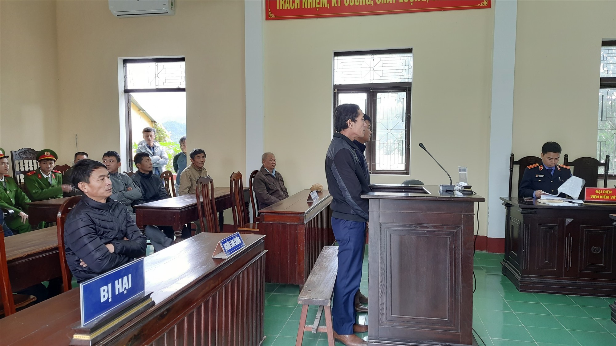 Hai bị cáo bị tuyên án vì tội lạm dụng chức vụ, quyền hạn chiếm đoạt tài sản-Ảnh: Hương Lài