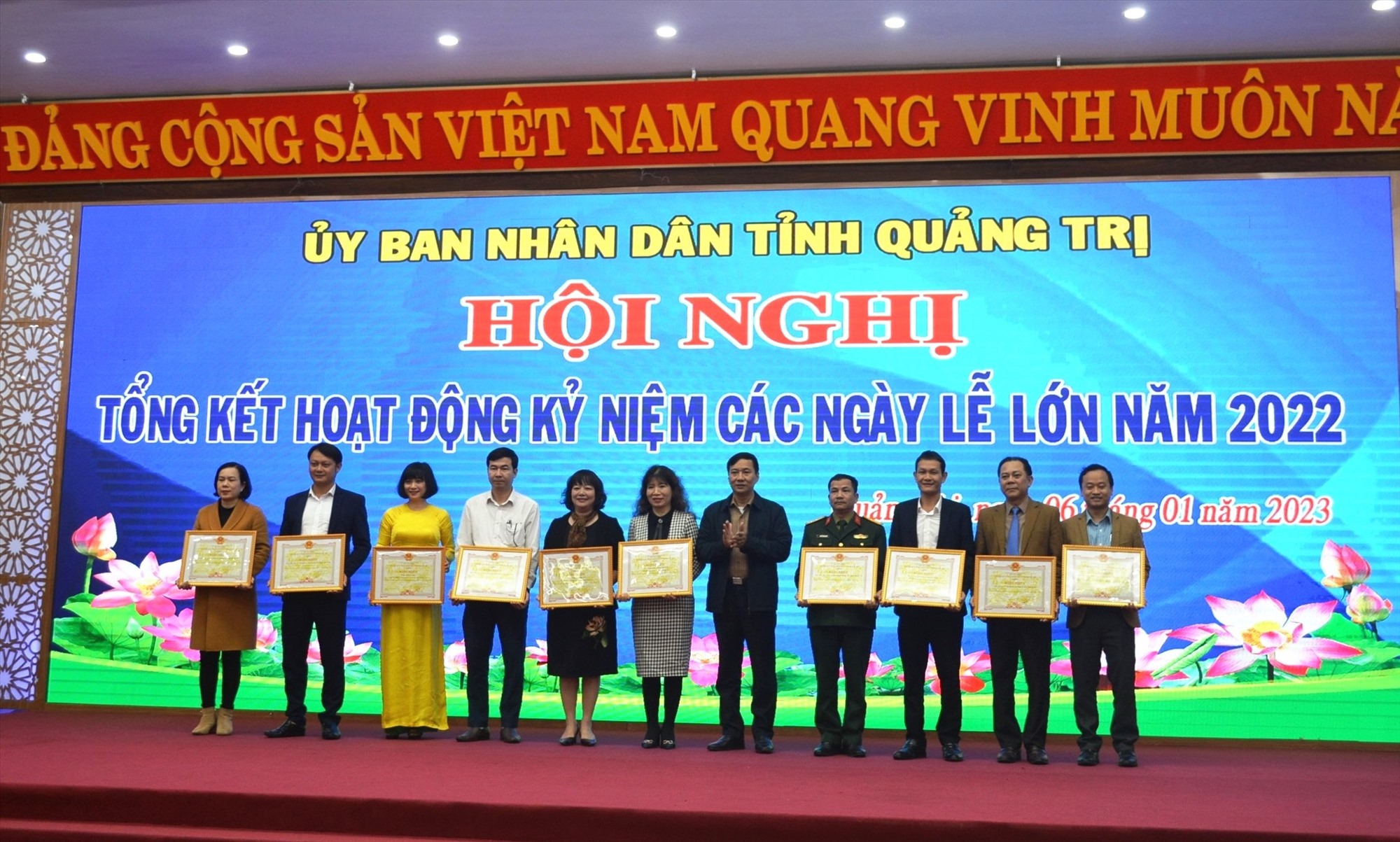 Phó Chủ tịch Thường trực HĐND tỉnh Lê Quang Chiến trao bằng khen của Chủ tịch UBND tỉnh cho các tập thể có nhiều thành tích - Ảnh: ĐV
