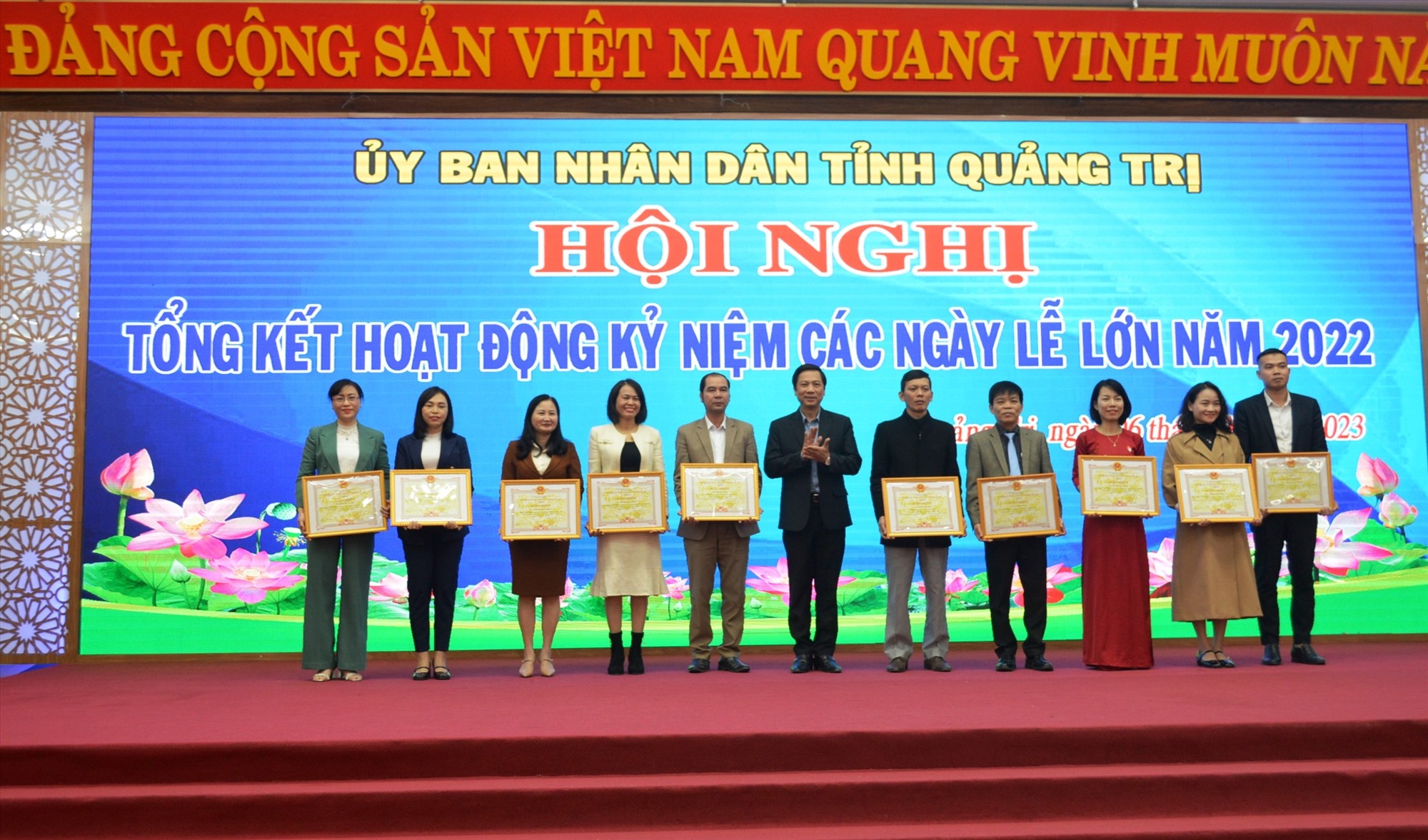 Phó Chủ tịch UBND tỉnh Hoàng Nam trao bằng khen của Chủ tịch UBND tỉnh cho các cá nhân - Ảnh: ĐV