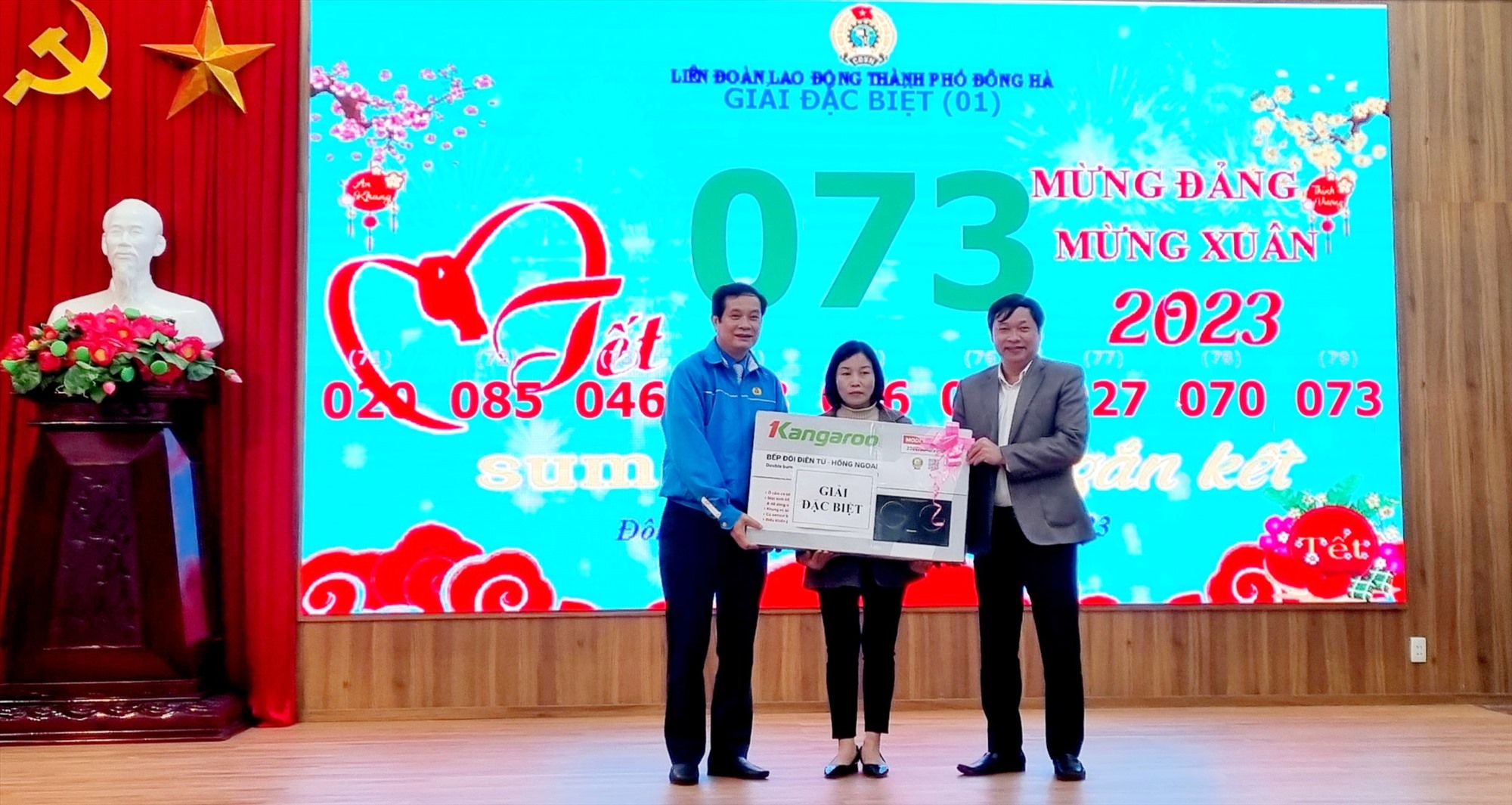 Phó Chủ tịch Thường trực Ủy ban MTTQ Việt Nam Lê Hồng Sơn trao quà cho người lao động nghèo tại chương trình - Ảnh: K.S