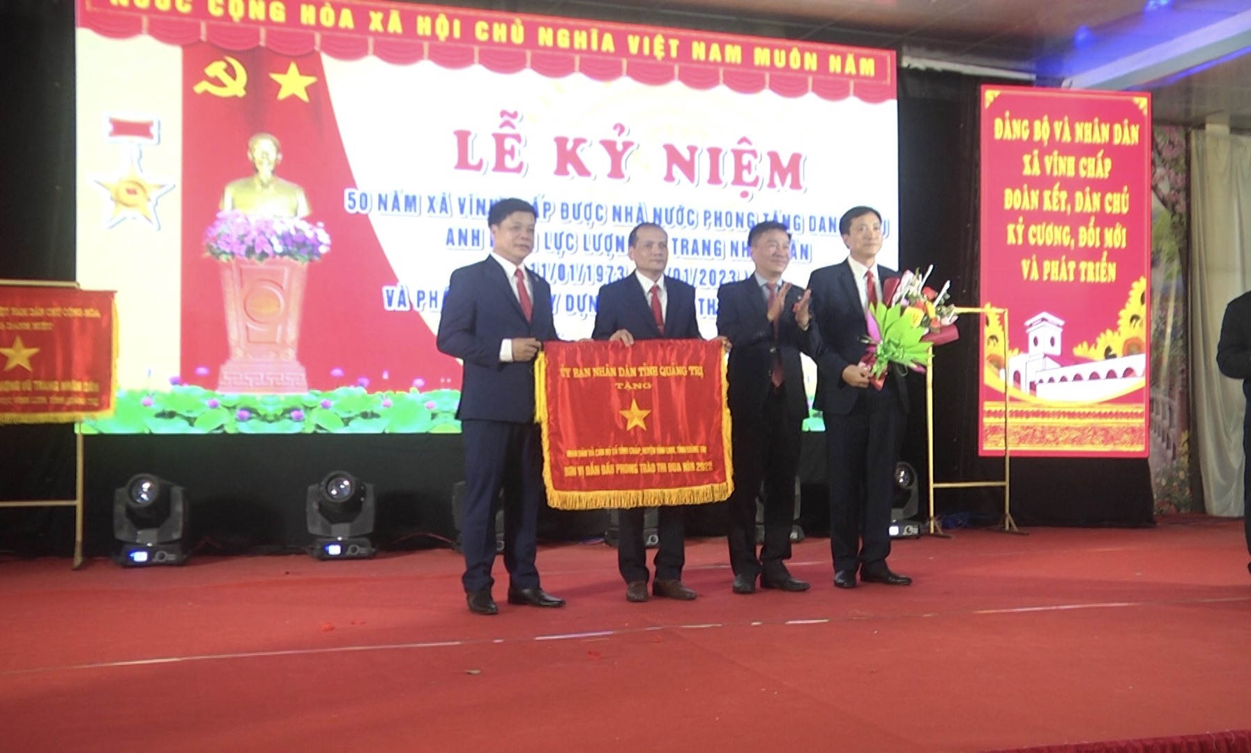 Chủ tịch Ủy ban MTTQ Việt Nam tỉnh Đào Mạnh Hùng trao Cờ đơn vị dẫn đầu phong trào thi đua năm 2022 cho Nhân dân và cán bộ xã Vĩnh Chấp- Ảnh: NT