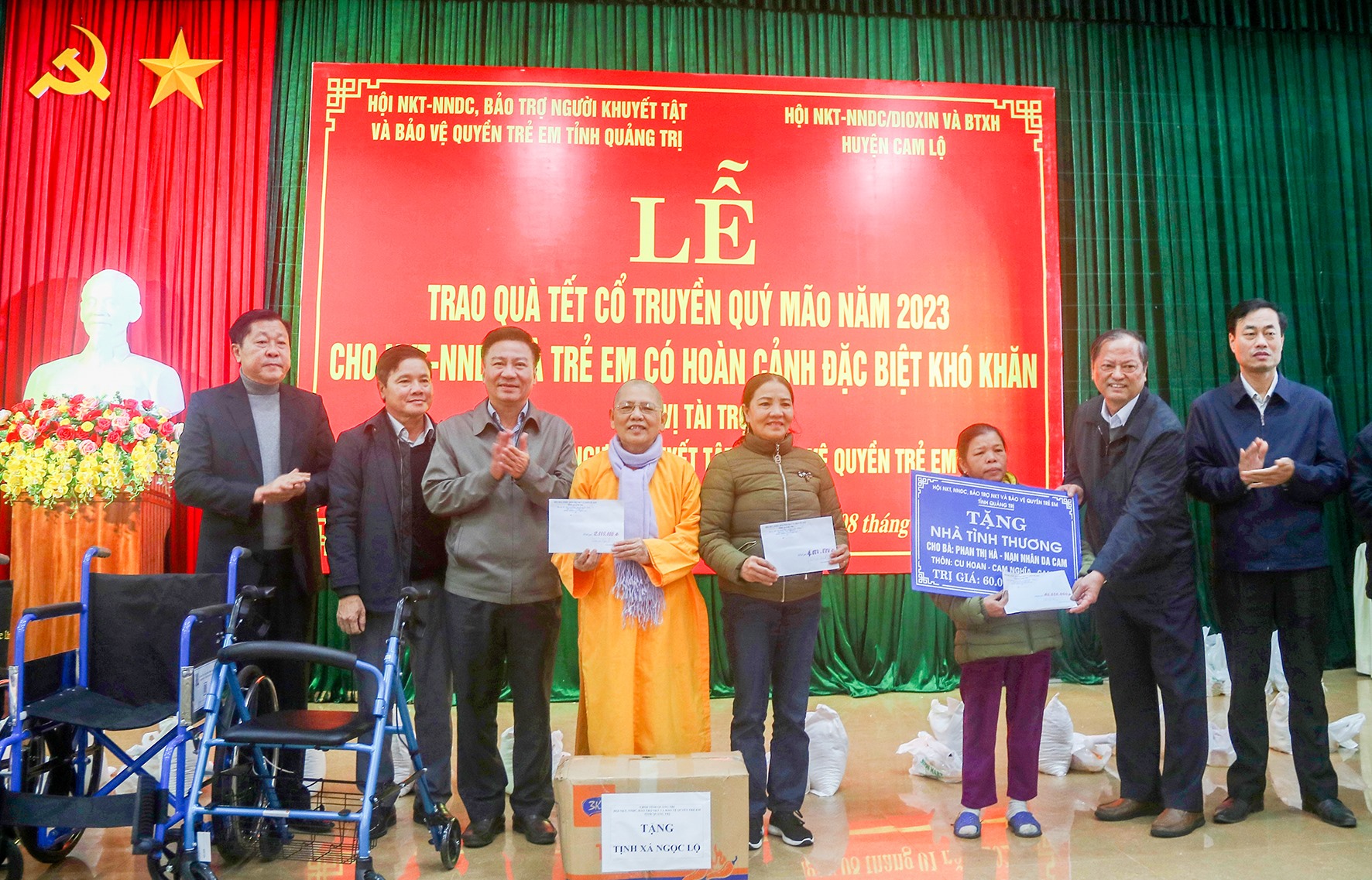 Chủ tịch Ủy ban MTTQ Việt Nam tỉnh Đào Mạnh Hùng cùng ban tổ chức chương trình trao quà Tết, mái ấm tình thương cho người yếu thế trên địa bàn huyện Cam Lộ - Ảnh: N.B