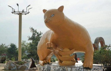 Bức tượng hình mèo này được đặt tại một điểm du lịch thuộc xã Tiên Trang, huyện Quảng Xương, tỉnh Thanh Hóa. Ảnh: Thanh Tùng.