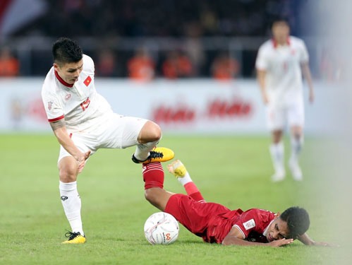 Nguyễn Quang Hải (trái) và đồng đội quyết thắng Indonesia để giành quyền vào chung kết AFF Cup 2022. Ảnh: ANH KHOA
