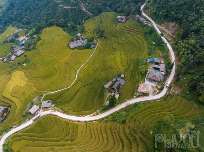 Du khách đến đây có thể vứt bỏ mọi lo toàn nơi thành thị, để thư giãn ngắm hoàng hôn, thả hồn vào không gian hùng vĩ đầy thơ mộng