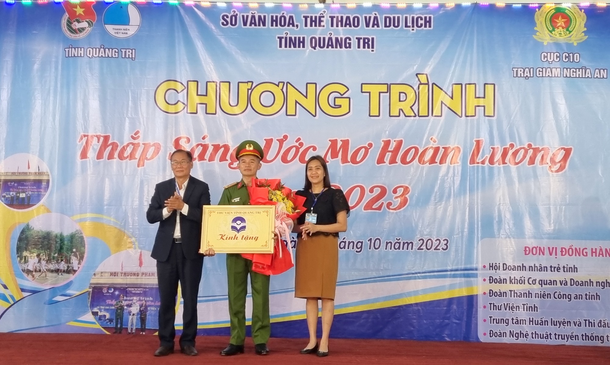 Lãnh đạo Sở Văn hóa, Thể thao và Du lịch và Thư viện tỉnh trao tặng tượng trưng tủ sách cho Trại giam Nghĩa An - Ảnh: K.S