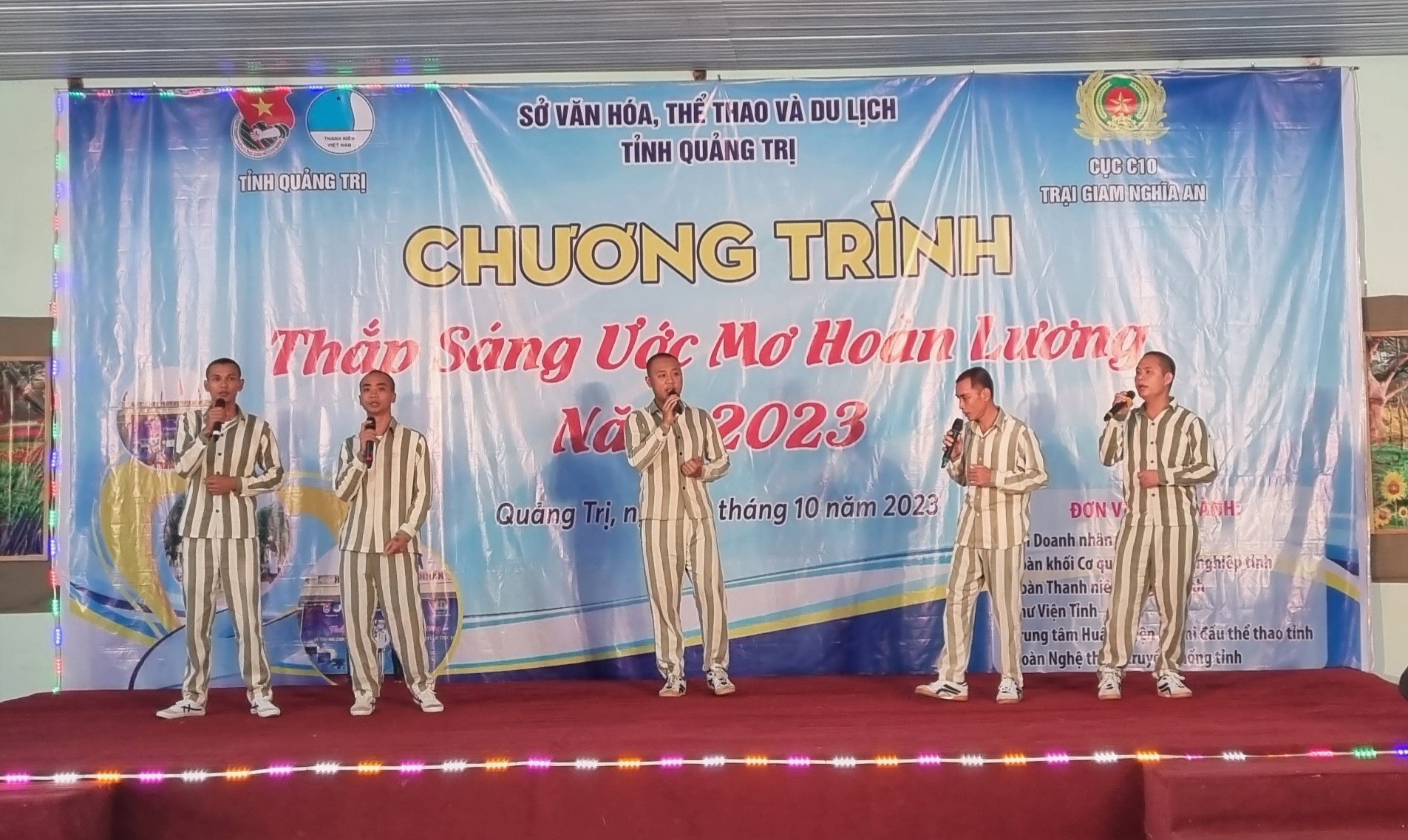 Lãnh đạo Sở Văn hóa, Thể thao và Du lịch và Thư viện tỉnh trao tặng tượng trưng tủ sách cho Trại giam Nghĩa An - Ảnh: K.S