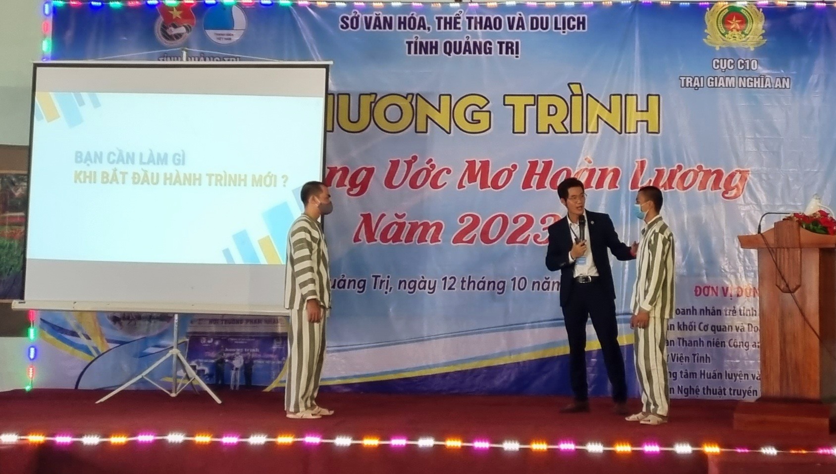 Giám đốc Công ty TNHH Đầu tư phát triển giáo dục Zuna Trần Anh Dũng giao lưu, tư vấn tâm lý, kỹ năng sống và tái hòa nhập cộng đồng với phạm nhân - Ảnh: K.S