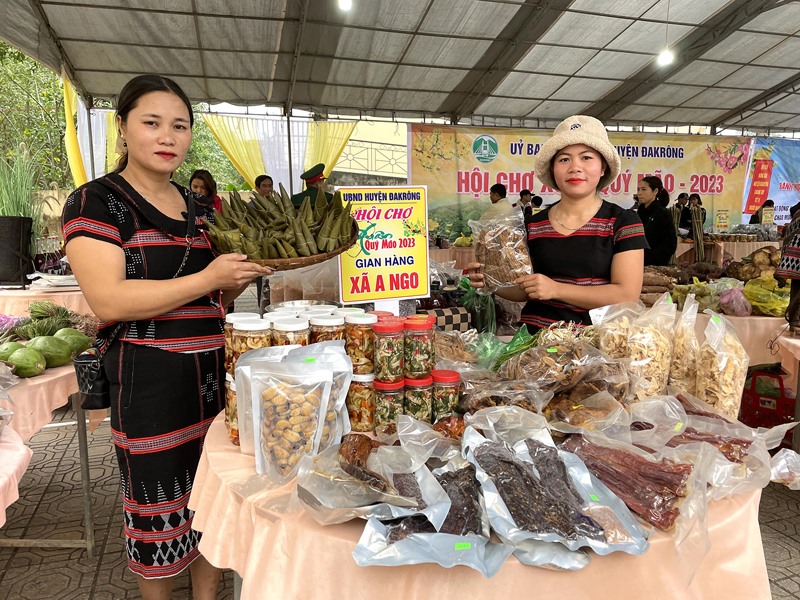 Các sản phẩm nông sản của Hội Nông dân xã A Ngo, huyện Đakrông tham gia hội chợ tại địa phương -Ảnh: P.V