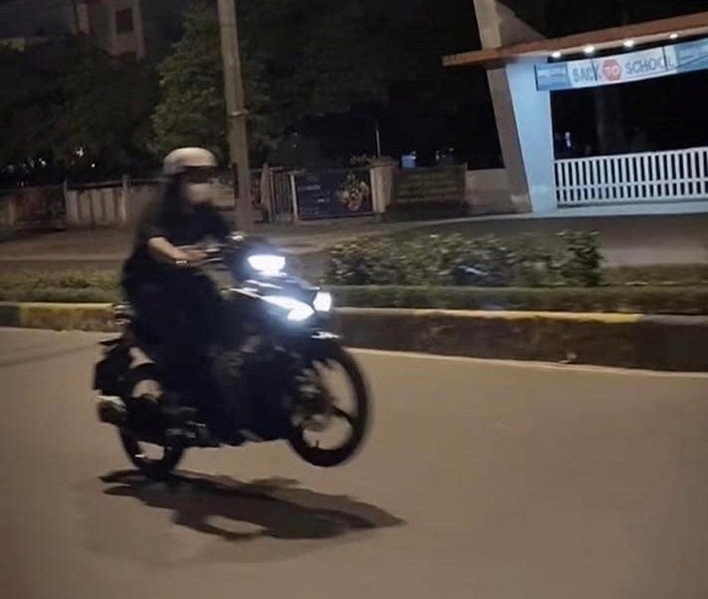 Hình ảnh cô gái bốc đầu xe máy trên đường Hùng Vương, TP. Đông Hà -Ảnh cắt từ clip