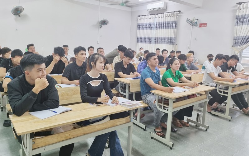 Người lao động huyện Hướng Hóa tham gia lớp học tiếng Hàn Quốc để đi làm việc ở nước ngoài theo hợp đồng -Ảnh: TÚ LINH