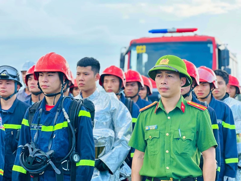 Thiếu tá Đoàn Thanh Tú (ngoài cùng, phía bên phải) và đồng đội xem việc hỗ trợ người dân nước bạn Lào là nhiệm vụ quan trọng - Ảnh: T.L