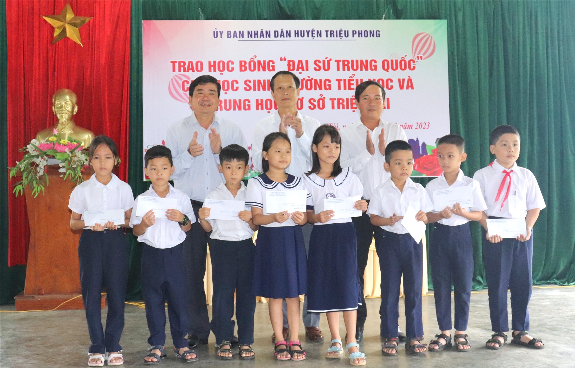 Trao “Học bổng Đại sứ Trung Quốc” cho học sinh tại Trường TH&THCS Triệu Tài - Ảnh: M.L