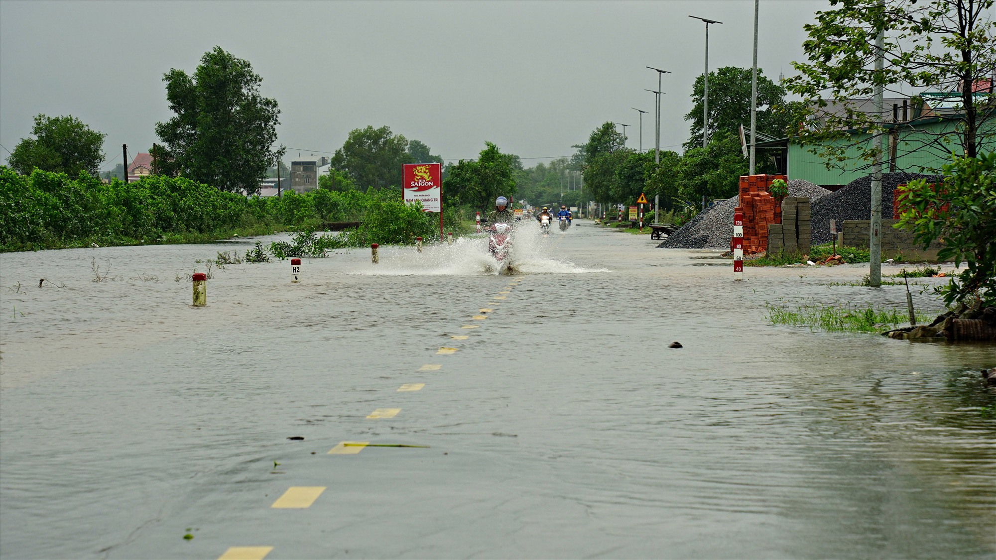 Đường 582 đoạn qua xã Hải Định bị ngập - Ảnh: L.A
