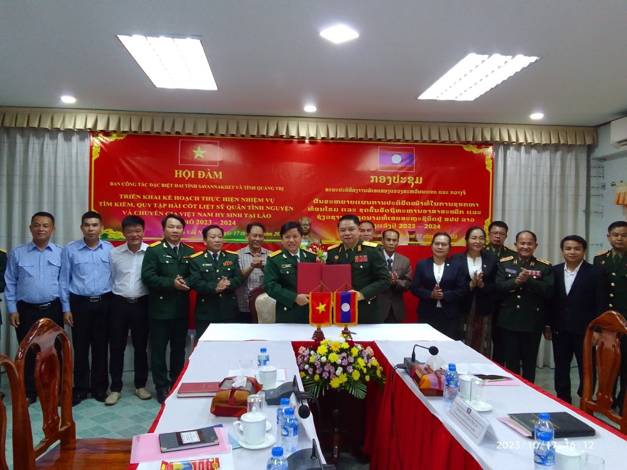 Ban Công tác đặc biệt 2 tỉnh Quảng Trị - Savannakhet ký kết biên bản thỏa thuận tiếp tục thực hiện nhiệm vụ tìm kiếm, quy tập hài cốt liệt sĩ mùa khô 2023-2024 - Ảnh: Bá Hiếu