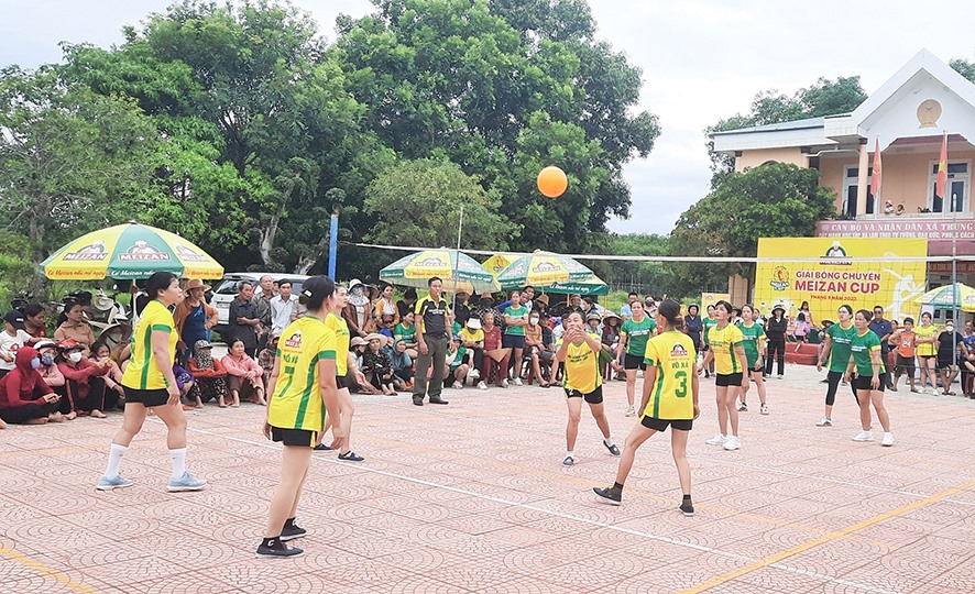 Phong trào luyện tập, thi đấu bóng chuyền hơi phát triển mạnh ở Gio Linh, thu hút đông đảo cán bộ, hội viên phụ nữ cao tuổi tham gia- Ảnh: DC