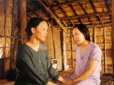 Hình ảnh chị Trần Thị Bé (người bên phải) trong phim “Đời cát”