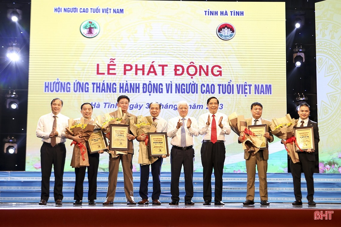 Dịp này, ban tổ chức cũng vinh danh 15 nhà tài trợ đã đồng hành cùng chương trình.