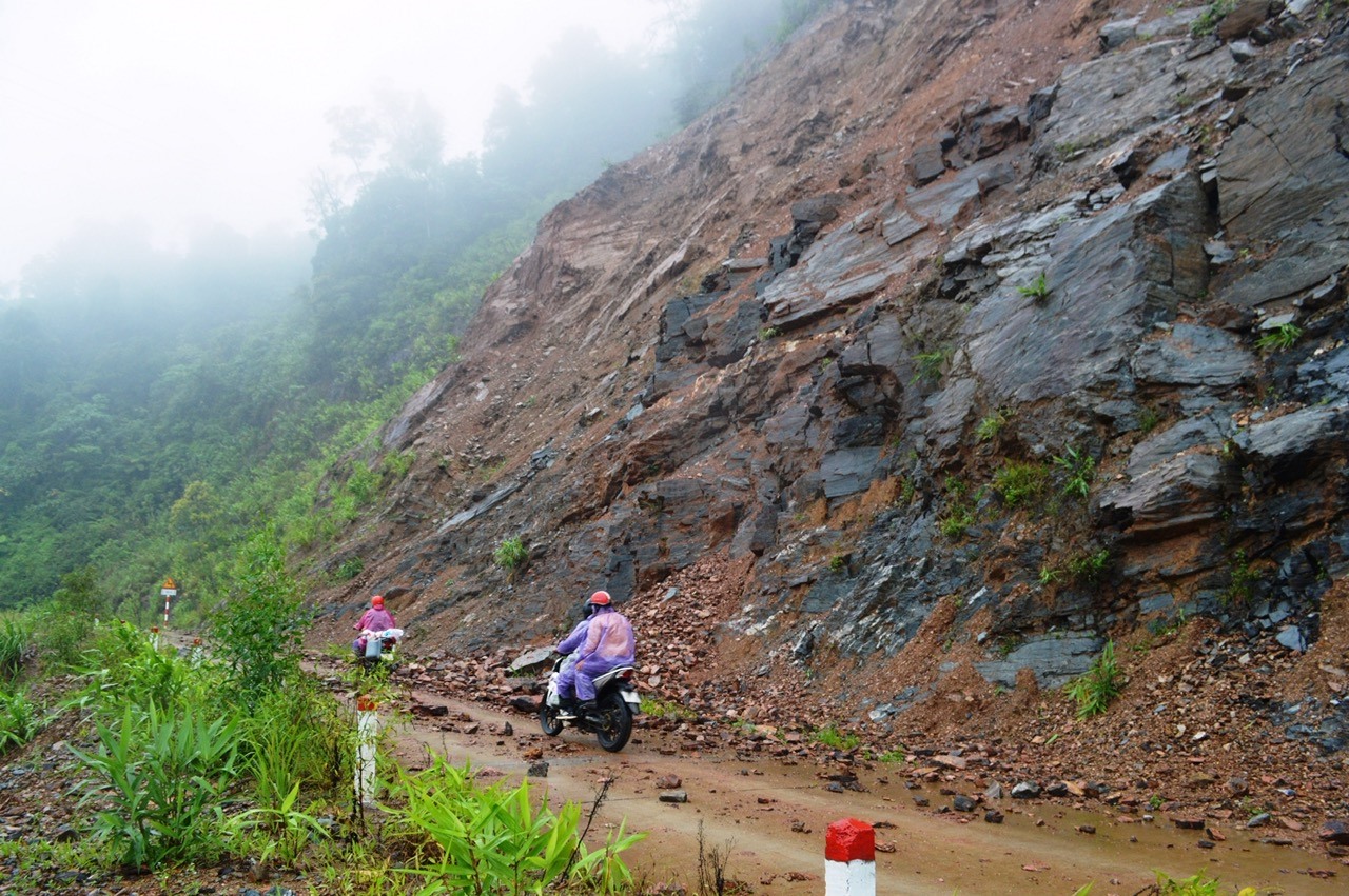 Điểm sạt lở trên tuyến đường từ thôn Pa Lin ra trung tâm xã A Vao, huyện Đakrông - Ảnh: ĐV