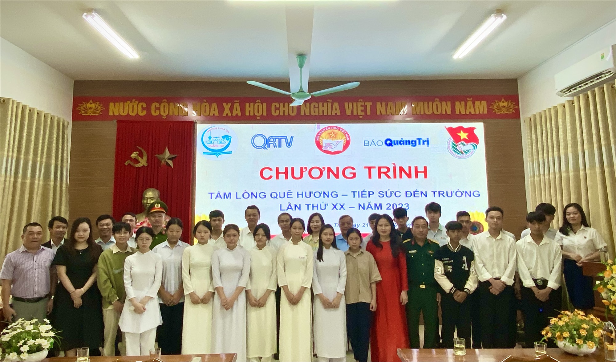 Ban tổ chức Chương trình “Tấm lòng quê hương - Tiếp sức đến trường” chụp ảnh lưu niệm cùng các em tân sinh viên được nhận học bổng “Tiếp sức đến trường” đợt 2 năm 2023 - Ảnh: N.B